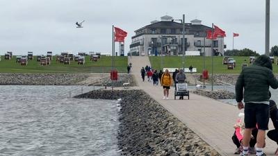 Buesum - Sturmwarnung an der Nordsee! In beliebten Touristen-Hafenort Buesum stuermt und regnet es - Was fuer ein Sauwettersommer!: Wetter-Schnittbilder von der Kueste-stock-foto