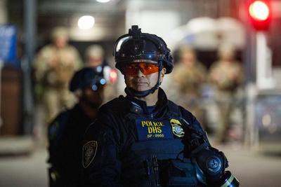 LOS ANGELES, CA - JULY 26: Police officers stand on duty in front of the federal Metropolitan Detention Center on July 2-stock-foto
