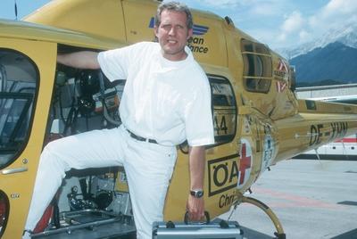 Harald Krassnitzer in Der Bergdoktor 08/96 k?ck Schauspiel TV Fernsehen Serie Mann dunkelhaarig Verkleidung leger T-Shi-stock-foto