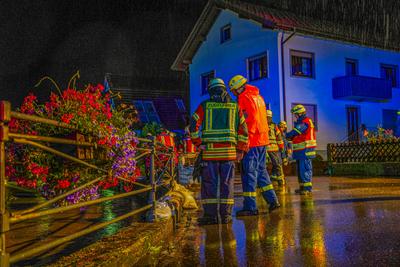 Hochwasser sorgt f?r ?berschwemmungen im Ortenaukreis: Massiver Starkregen l?sst Dorfbach in Appenweier ?ber die Ufer treten - Wassermassen fluten Wohnh?user und Lagerhallen - Wasser steht einen Meter hoch in den H?usern - Feuerwehr und Technisches-stock-foto