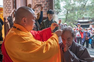 DENGFENG, CHINA - NOVEMBER 17: Tsai Chih-chung, a well-known cartoonist from Taiwan, gets his head shaved by Shi Yongxin-stock-foto