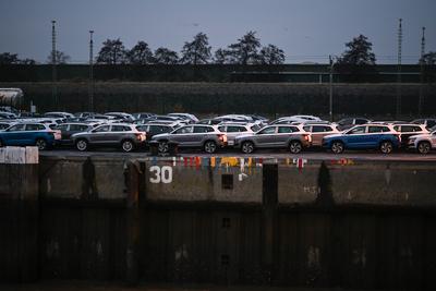 Automobilumschlag in Emden bei Volkswagen.-stock-foto