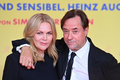 Jan Josef LIEFERS (Schauspieler), mit Ehefrau Anna LOOS (Schauspielerin). Welt Premiere ALTER WEISSER MANN am 22.10.2024-stock-foto