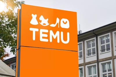 Bavaria, Germany - May 21, 2025: PHOTOMONTAGE, An orange sign with the TEMU logo in front of a neutral building. Symboli-stock-foto