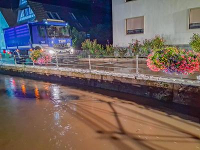 Hochwasser sorgt f?r ?berschwemmungen im Ortenaukreis: Massiver Starkregen l?sst Dorfbach in Appenweier ?ber die Ufer treten - Wassermassen fluten Wohnh?user und Lagerhallen - Wasser steht einen Meter hoch in den H?usern - Feuerwehr und Technisches-stock-foto