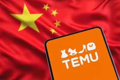 Temu Logo Online-Marktplatz aus China mit chinesischer Flagge Onlinehandel Ecommerce auf einem Handy-stock-foto