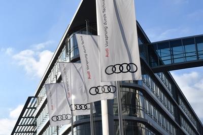 Randmotiv,Flaggen,Fahnen mit Audi Logo,Ringe,wehen an MAsten vor der Unternehmensleitung,Corporate Management,Firmensit-stock-foto