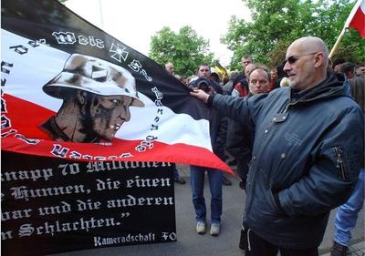 Berlin, 08 Mai 2005 , Horst Mahlerein bei der NPD Demo am Alex. Horst Mahlerein deutscher Rechtsextremist und Antisemit-stock-foto
