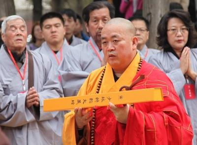 ZHENGZHOU CHINA MARCH 21 CHINA OUT Shi Yongxin of Shaolin Temple presides the Ten Thousand P-stock-foto