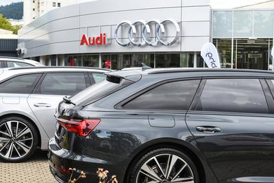 Audi-Center in Freiburg. Audi hat im ersten Halbjahr weniger Autos verkauft, aber das Betriebsergebnis gegenueber dem Vo-stock-foto