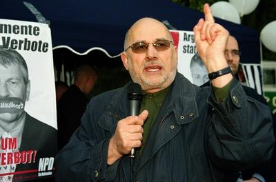 Bildnummer: 50687410  Datum: 20.10.2000  Copyright: imago/M?ller-StauffenbergHorst Mahler (GER/Mitglied Rechtsausschuss NPD) w?hrend einer Rede anl?sslich einer Mahnwache gegen das geplante NPD-Verbot , Personen , Entschlossenheit; 2000, Berlin, Nationaldemokratische Partei Deutschlands, Protest, Proteste, Protestaktion, Protestaktionen,  Rechtsextremismus, Nationalismus, Rechtsanwalt, Sonderbeauftragter, Mahnwachen, Gestik, Zeigefinger, Fingerzeig; , quer, Kbdig, Einzelbild, close, Deutschland,  , People  / Parteien, Politik, Randbild-stock-foto