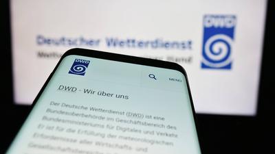 Mobile phone with website of German meteorological service Deutscher Wetterdienst (DWD) with logo. Stuttgart, Germany --stock-foto