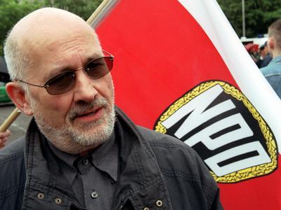 Horst Mahler, stellv. NPD Vorsitzender, NPD Demonstration gegen die neue, ?berarbeitete Wehrmachstsausstellung des Hamburger Sozialforschungsinstitutes von Jan Philipp Reentsma-stock-foto