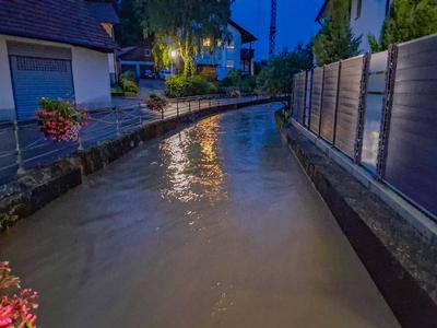 Hochwasser sorgt f?r ?berschwemmungen im Ortenaukreis: Massiver Starkregen l?sst Dorfbach in Appenweier ?ber die Ufer treten - Wassermassen fluten Wohnh?user und Lagerhallen - Wasser steht einen Meter hoch in den H?usern - Feuerwehr und Technisches-stock-foto