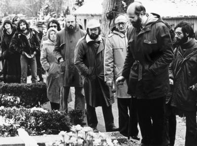 Berlin, 03.01.1980 - Horst Mahler (2. v. rechts) bei der Beerdigung von Rudi Dutschke auf dem St.-Annen Friedhof in Berl-stock-foto