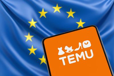 Temu Logo Online-Marktplatz aus China mit EU Europ?ische Union Flagge Onlinehandel Ecommerce auf einem Handy-stock-foto