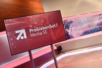 allgemein Randmotiv Schriftzug Emblem auf einem Monitor im Fernsehstudio Pressekonferenz ProSieben-stock-foto