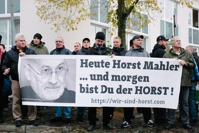 10 11 2018 Demonstration f?r inhaftierte Holocaustleugnerin Ursula Haverbeck Auftaktkundgebung-stock-foto