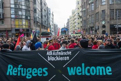 AfD Aufm?rsche Blockieren Refugees welcome steht w?hrend der AfD Demo unter dem dem Motto Asyl brau-stock-foto