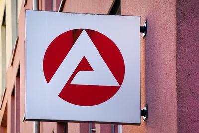 arbeitslos, Jobsuche, Agentur f?r Arbeit, Symbol auf einem Nasenschild an einem Geb?ude *** unemployed, Job search, Agen-stock-photo