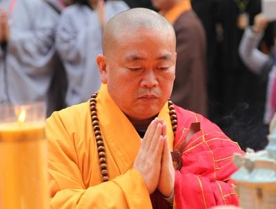 ZHENGZHOU CHINA MARCH 21 CHINA OUT Shi Yongxin of Shaolin Temple presides the Ten Thousand P-stock-foto
