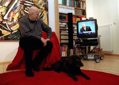 Horst Mahler in seinem Wohnzimmer in Klein Machnow w?hrend der Pressekonferenz von Innenminister Otto Schily zum NPD-Verbotsantrag am 23.1.2002-stock-foto