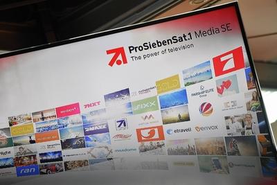 Unternehmen: ProSiebenSat.1 Media SE Randmotiv,Feature,Firmenlogo,Schriftzug,Monitor mit Logos der Senderfamilie,Fernse-stock-foto