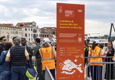 Overtourism in Venedig. F?nf Euro Eintritt zahlen Tagesbesucher seit 2024. Ticketkontrolle bei ankommenden Schiffen. W?h-stock-foto