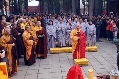 ZHENGZHOU CHINA MARCH 21 CHINA OUT Shi Yongxin of Shaolin Temple presides the Ten Thousand P-stock-foto