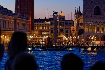 Abendstimmung in Venedig. Vom Boot gesehen wirkt Venedig sehr idyllisch. Doch die Stadt wird stark von Touristen besucht-stock-foto