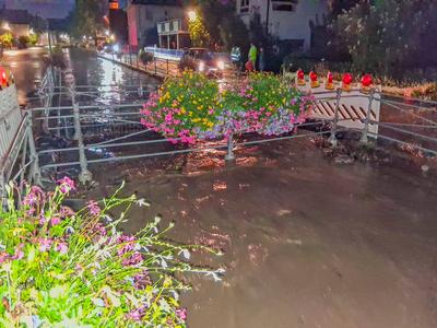 Hochwasser sorgt f?r ?berschwemmungen im Ortenaukreis: Massiver Starkregen l?sst Dorfbach in Appenweier ?ber die Ufer treten - Wassermassen fluten Wohnh?user und Lagerhallen - Wasser steht einen Meter hoch in den H?usern - Feuerwehr und Technisches-stock-foto