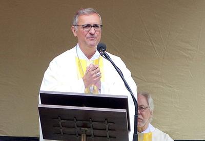 Hamburg - St..Georg 25.09.2021 Erzbischof Stefan He?e Hesse - leitet seinen ersten Gottesdienst nachdem der Papst sein Ruecktrittsgesuch abgelehnt hat Hamburgs 1.Buergermeister Peter Tschentscher besucht mit seiner Frau Eva Maria Tschentscher den Gottesdienst Nach angeblichen Verfehlungen in der Aufkl?rung von Missbrauchstaten hatte der Erzbischof Stefan He?e seinen R?cktritt angeboten und sein Amt ruhen lassen. Dieser Rcktritt wurde vom Papst abgelehnt. Nachdem der Erzbishof seine ?mter nun wieder aufgenommen hat feierte er im Beisein des Hamburger B?rgermeister und dessen Frau seinen ersten ?ffentliche Gottesdienst nach wiederaufnahme der Amtsgesch?fte vor dem Mariendom in Hamburg HH Deutschland *** Hamburg St Georg 25 09 2021 Archbishop-stock-photo