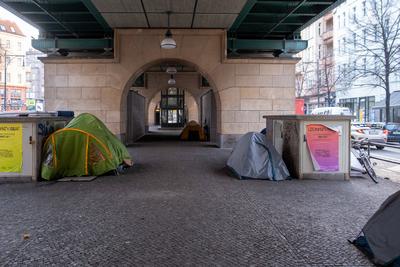 Zelte von obdachlosen Menschen stehen nahe dem U-Bahnhof Eberswalder Stra?e in Berlin-Prenzlauer Berg unter dem Hochbahn-stock-foto