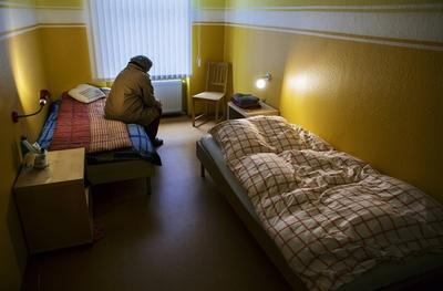 Gestellte Aufnahme Eine Frau sitzt auf einem Bett in der Notuebernachtung fuer Frauen in der Tiecks-stock-foto