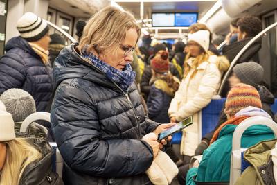 Seniorin liest Nachrichten auf ihrem Smartphone, M?nchen, Dezember 2023 Deutschland, M?nchen, Dezember 2023, Seniorin li-stock-foto