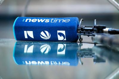 Symbolbild Fernsehmikrofon Newstime Senderfamilie Prosieben Sat1 Symbolfoto Fernsehmikrofon Nachrichten Newstime Senderf-stock-foto