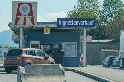 Vignettenverkauf, Autobahn, Mautstelle, ?sterreich, Vignettenpflicht, Verkehrskontrolle, Reisende, PKW, LKW, Mautstation-stock-foto