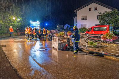 Hochwasser sorgt f?r ?berschwemmungen im Ortenaukreis: Massiver Starkregen l?sst Dorfbach in Appenweier ?ber die Ufer treten - Wassermassen fluten Wohnh?user und Lagerhallen - Wasser steht einen Meter hoch in den H?usern - Feuerwehr und Technisches-stock-foto