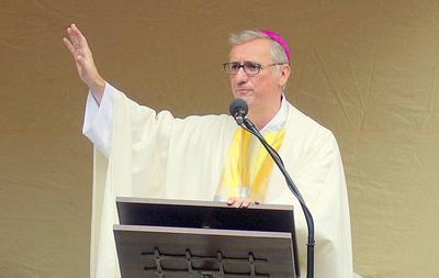 Hamburg - St..Georg 25.09.2021 Erzbischof Stefan He?e Hesse - leitet seinen ersten Gottesdienst nachdem der Papst sein Ruecktrittsgesuch abgelehnt hat Hamburgs 1.Buergermeister Peter Tschentscher besucht mit seiner Frau Eva Maria Tschentscher den Gottesdienst Nach angeblichen Verfehlungen in der Aufkl?rung von Missbrauchstaten hatte der Erzbischof Stefan He?e seinen R?cktritt angeboten und sein Amt ruhen lassen. Dieser Rcktritt wurde vom Papst abgelehnt. Nachdem der Erzbishof seine ?mter nun wieder aufgenommen hat feierte er im Beisein des Hamburger B?rgermeister und dessen Frau seinen ersten ?ffentliche Gottesdienst nach wiederaufnahme der Amtsgesch?fte vor dem Mariendom in Hamburg HH Deutschland *** Hamburg St Georg 25 09 2021 Archbishop-stock-photo