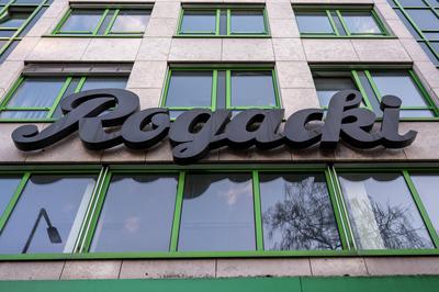 Lebensmittelfachgesch?ft Rockagi. Seit 1932 sind wir hier in der Wilmersdorfer Stra?e als erste Charlottenburger Aal- u-stock-foto