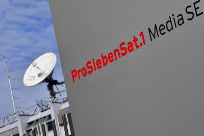 Unternehmen: ProSiebenSat.1 Media SE Randmotiv,Feature,Firmenlogo,Schriftzug,im Hintergrund eine Satellitensch?ssel, Sc-stock-foto