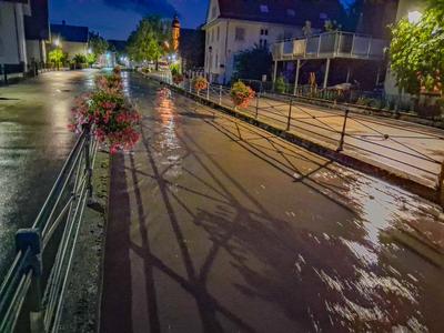 Hochwasser sorgt f?r ?berschwemmungen im Ortenaukreis: Massiver Starkregen l?sst Dorfbach in Appenweier ?ber die Ufer treten - Wassermassen fluten Wohnh?user und Lagerhallen - Wasser steht einen Meter hoch in den H?usern - Feuerwehr und Technisches-stock-foto