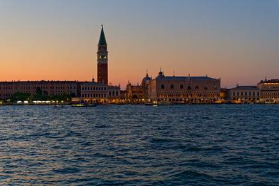 Abendstimmung in der Lagune von Venedig. Vom Boot gesehen wirkt Venedig sehr idyllisch. Doch die Stadt wird stark von To-stock-foto