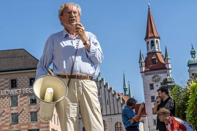 Ex-OB Christian Ude sammelt Unterschriften gegen Rassismus und Rechtsextremismus, Marienplatz, M?nchen, 29. August 2024-stock-foto