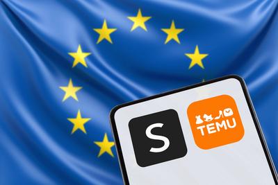 Temu und Shein App Logo Online-Marktplatz aus China mit EU Europ?ische Union Flagge Onlinehandel Ecommerce auf einem Handy-stock-foto