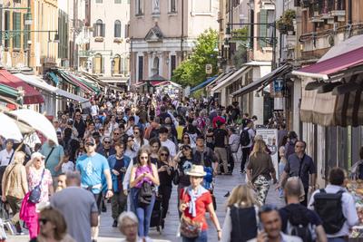 Overtourism in Venedig. F?nf Euro Eintritt zahlen Tagesbesucher seit 2024. W?hrend der Hauptsaison werden Tagesg?ste am-stock-foto
