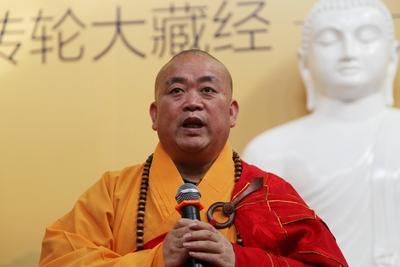 ZHENGZHOU CHINA MARCH 21 CHINA OUT Shi Yongxin of Shaolin Temple presides the Ten Thousand P-stock-foto