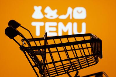 Dhaka, Bangladesch - 03. Juli 2025: Silhouette eines Einkaufswagens vor dem Temu-Logo, das E-Commerce und Online-Shopping symbolisiert.-stock-foto