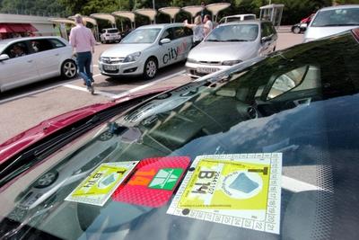 Maut Vignetten f?r die Autobahnnutzung in ?sterreich kleben an der Windschutzscheibe eines Autos-stock-foto