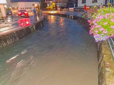 Hochwasser sorgt f?r ?berschwemmungen im Ortenaukreis: Massiver Starkregen l?sst Dorfbach in Appenweier ?ber die Ufer treten - Wassermassen fluten Wohnh?user und Lagerhallen - Wasser steht einen Meter hoch in den H?usern - Feuerwehr und Technisches-stock-foto